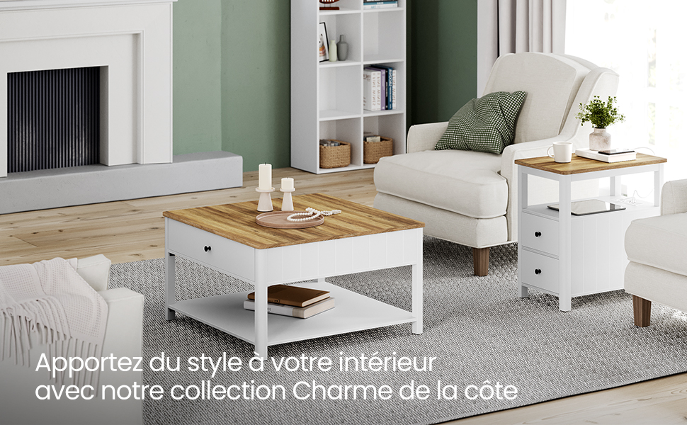 Intérieur du salon avec canapé blanc, table basse en bois et table d'appoint. Mur d'accent vert et texte en français sur le style intérieur.