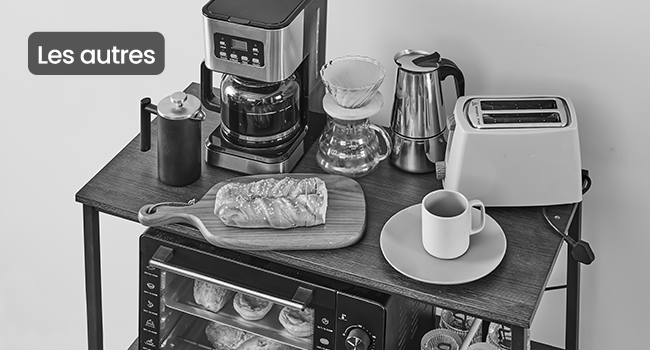 avec divers appareils électroménagers, dont une cafetière, une bouilloire, un grille-pain et un moulin. Du pain et une tasse à café sont également visibles.