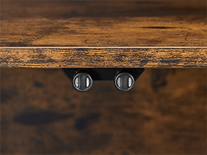 Gros plan de deux boutons de commande circulaires noirs montés sur une surface en bois foncé