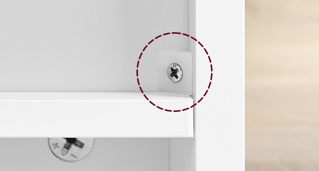 Gros plan d'une vis ou d'un détail de matériel de montage mis en évidence par un cercle en pointillés rouges sur une surface blanche