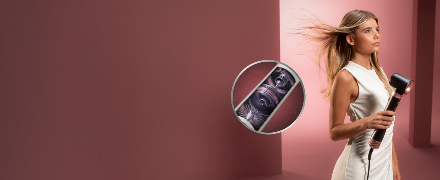 Scène athlétique sur fond rose montrant un équipement d'entraînement avec un emblème circulaire visible en arrière-plan