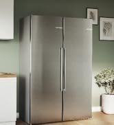 Série de photos montrant un réfrigérateur en acier inoxydable au design moderne et élégant livré et installé dans une cuisine.