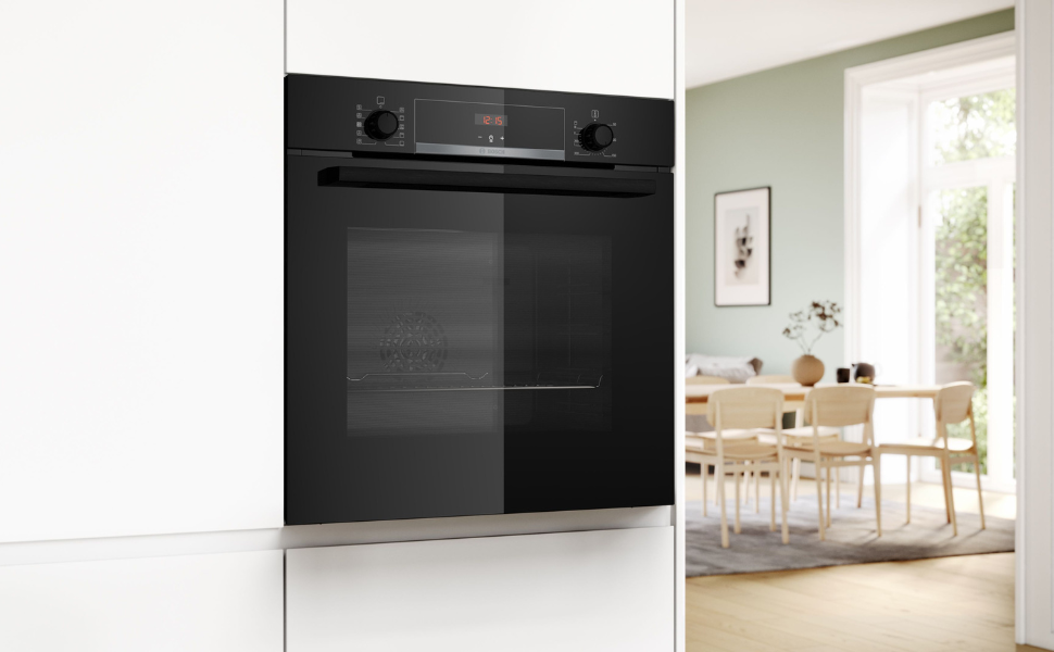 Le texte indique « Image 7 ». Image divisée montrant un four encastré noir à gauche et un intérieur de cuisine moderne et lumineux à droite.