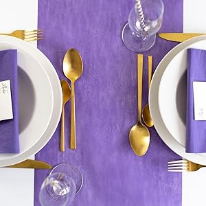 Table avec chemin de table en tissu non tissé