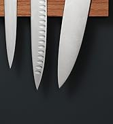 un ensemble de trois couteaux sur une planche de bois.