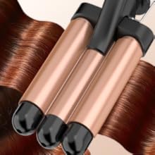 Baguettes de coiffure en or rose avec embouts noirs disposés en parallèle, illustrées sur des mèches de cheveux bruns coiffés