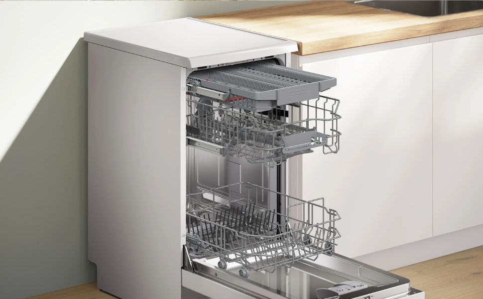 Plusieurs vues de l'installation d'un lave-vaisselle encastré dans une armoire de cuisine blanche, montrant les différentes étapes d'ouverture et de fermeture de l'appareil.