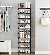 Étagère à chaussures haute et étroite à 8 niveaux, présentant différentes chaussures. À côté se trouvent des vêtements suspendus, un banc blanc et des crochets muraux tenant un sac