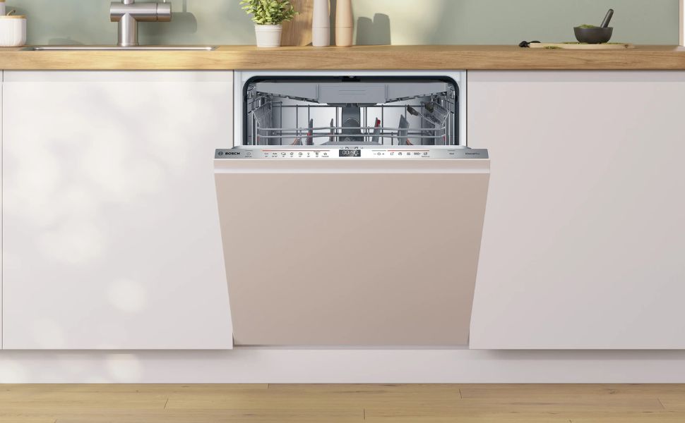 Vue d'ensemble de la pièce intérieure montrant des armoires et des meubles blancs modernes sur un mur neutre, démontrant une esthétique minimaliste.