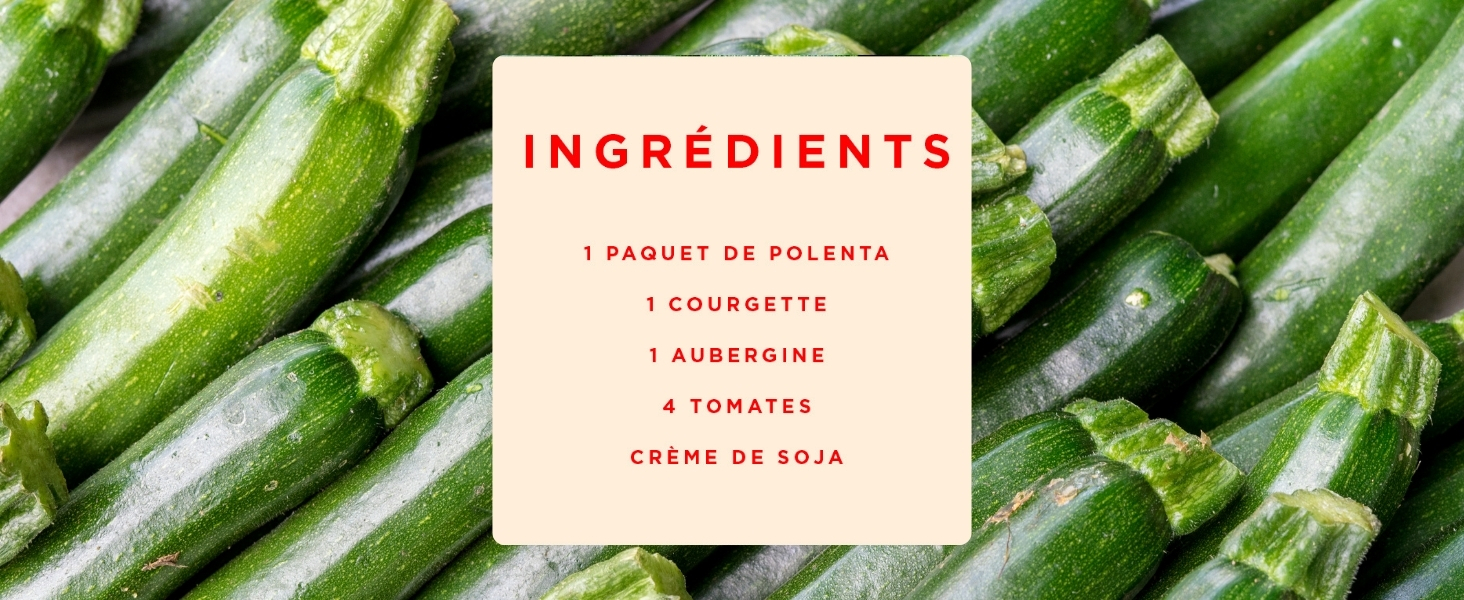 Courgettes vertes fraîches avec une liste d'ingrédients en français, y compris de la polenta, des courgettes, des aubergines, des tomates et de la crème de soja