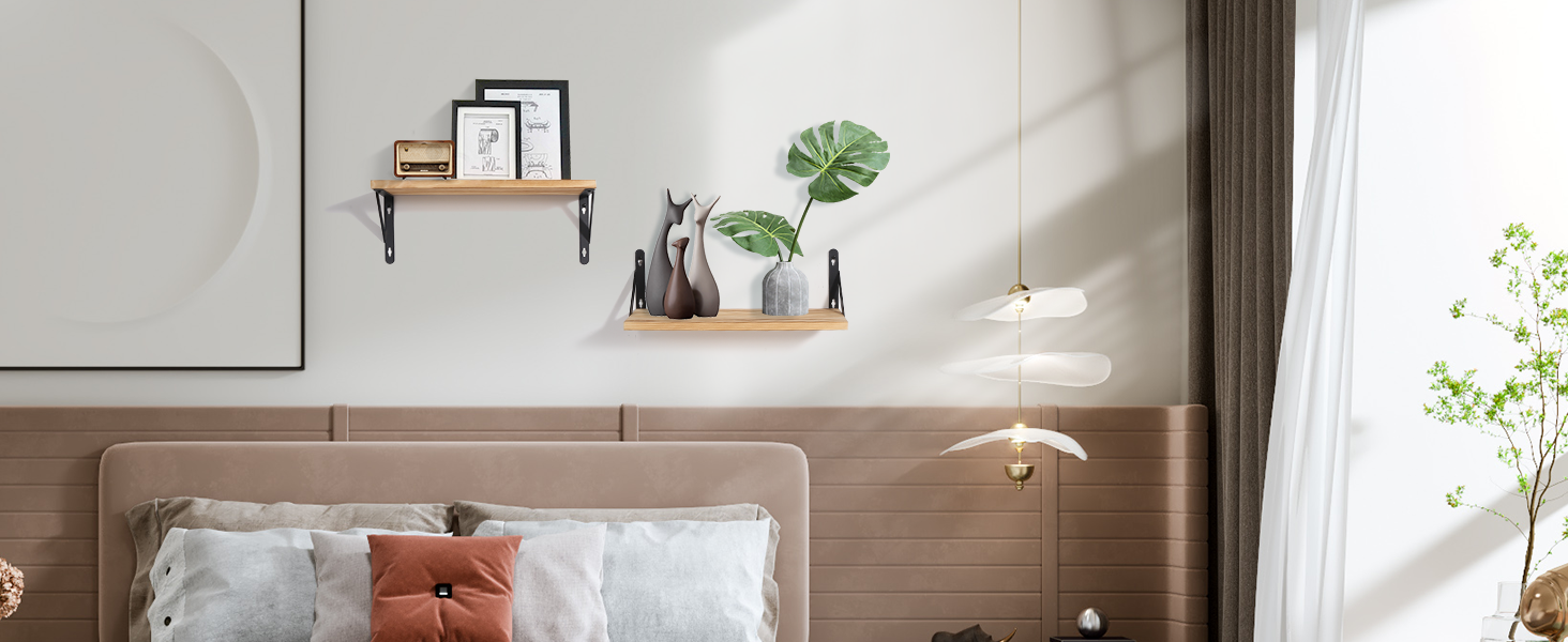Intérieur de salon moderne avec canapé gris, étagères en bois, plantes et décor minimaliste. Palette de couleurs neutres aux accents chauds.