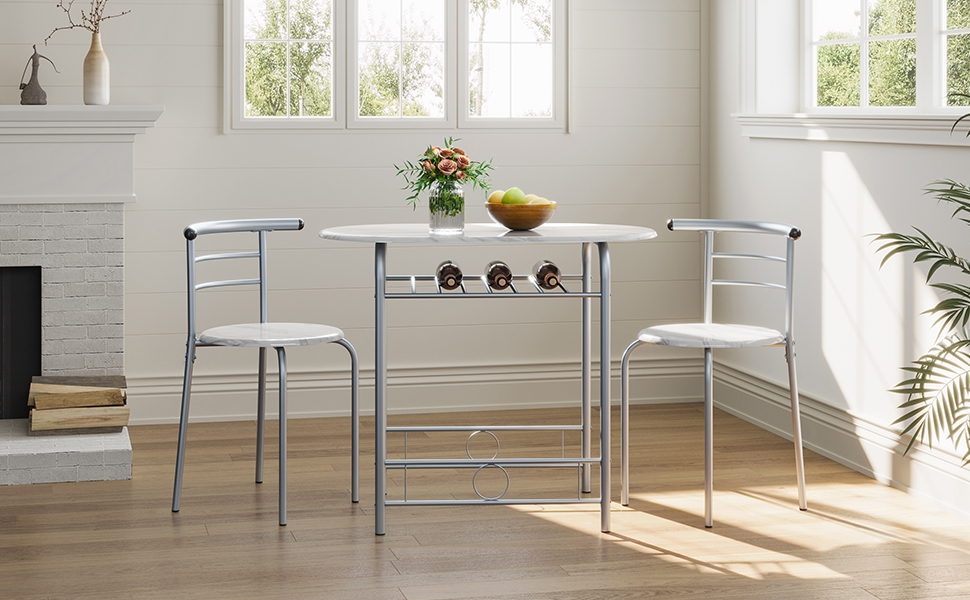 avec table pliante et deux chaises. Structure en métal, sièges blancs et casier à vin intégré. Situé dans un coin lumineux et aéré.