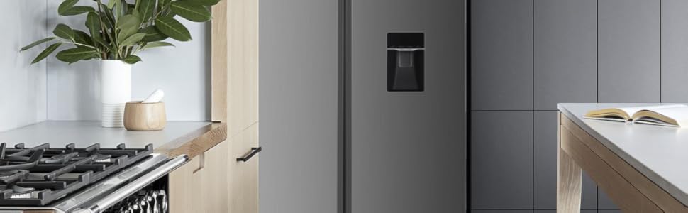 Cuisine moderne dotée d'un réfrigérateur côte à côte noir mat avec distributeur d'eau, d'un sol en carrelage foncé et d'armoires en bois clair sur fond de carreaux muraux