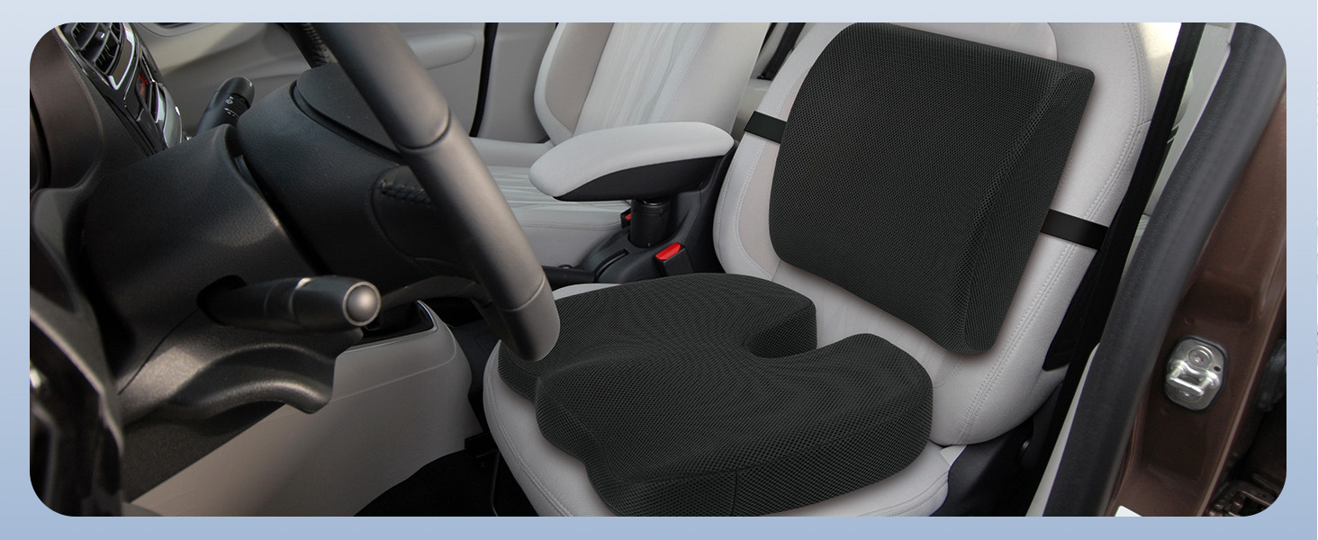 posé sur le siège avant d'une voiture. Comprend des coussins séparés pour le bas du siège et le dossier, conçus pour fournir soutien et ventilation pendant la conduite
