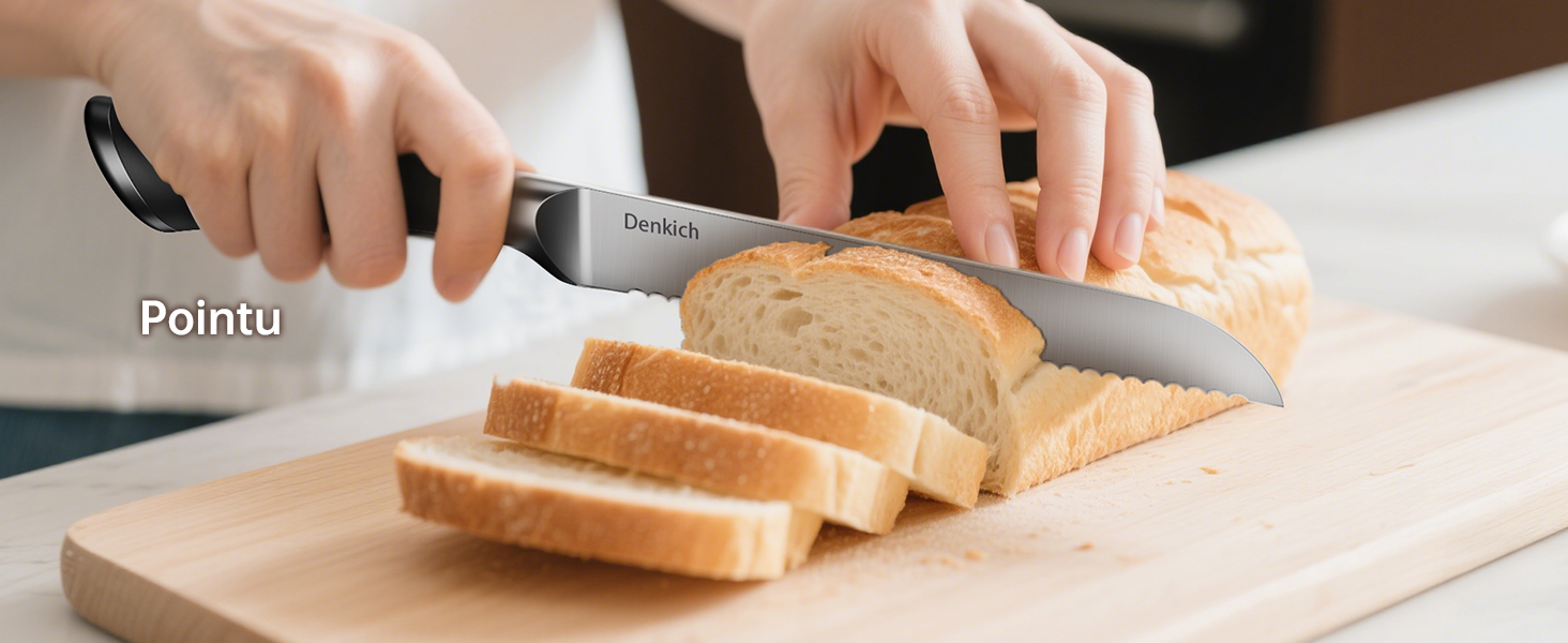 Trancher à la main une miche de pain blanc sur une planche à découper en bois à l'aide d'un couteau dentelé au manche noir marqué « Pointu