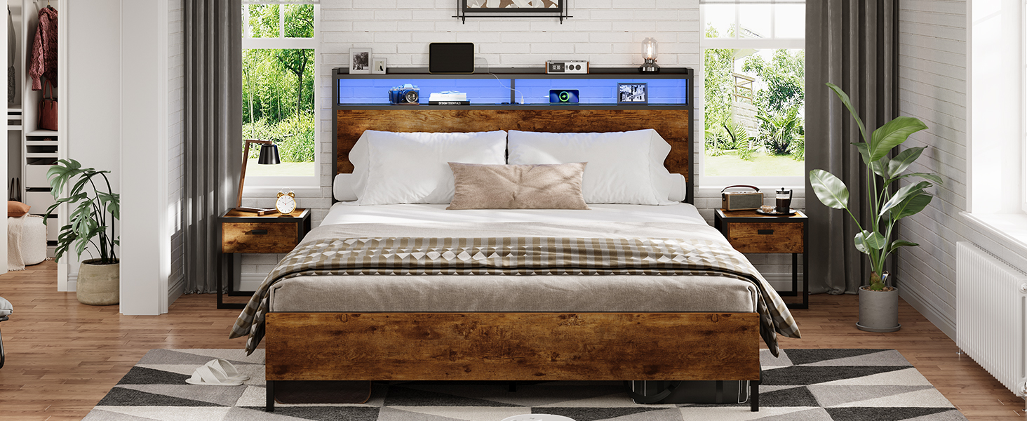 avec tête de lit intégrée avec éclairage LED bleu et étagères. La literie blanche, les tables de chevet et la décoration moderne des chambres complètent le décor.