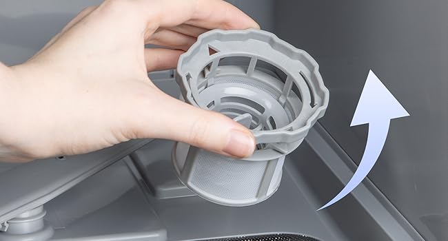 une personne tenant un gobelet en plastique à la main.