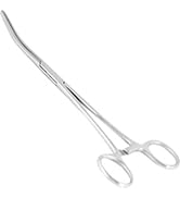 Ciseaux chirurgicaux ou médicaux argentés sur fond blanc