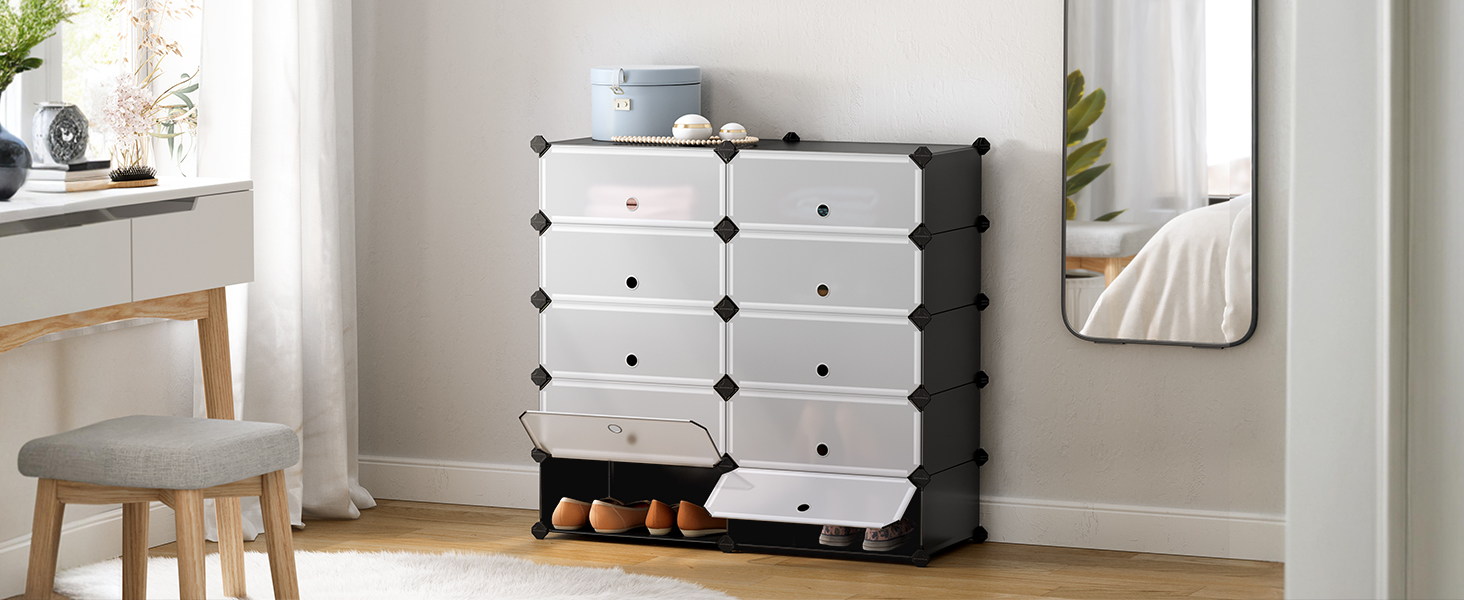 avec plusieurs compartiments cubiques et tiroirs. Placé dans un coin de pièce au décor minimaliste.