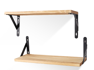 Deux étagères flottantes en bois avec supports métalliques noirs. Design simple et moderne pour un rangement mural ou