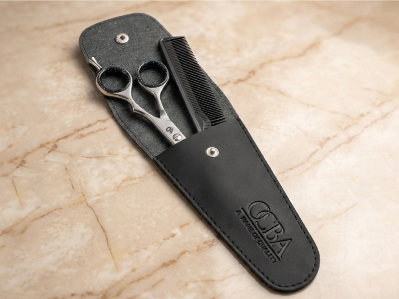 Plans rapprochés d'un étui ou d'un étui en cuir noir ou synthétique avec des détails métalliques et cousus.