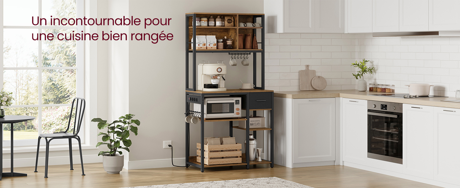 avec plusieurs étagères. Présenté dans une cuisine lumineuse et moderne avec des appareils électroménagers et des plantes visibles.