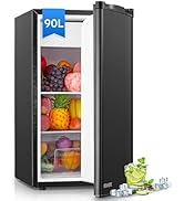 Le texte indique « 90L ». Mini-réfrigérateur noir avec plusieurs étagères remplies de fruits, de légumes et de boissons.