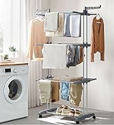 Porte-vêtements à plusieurs niveaux avec étagères réglables et tringles pour suspendre les vêtements et les chaussures. Installé dans une buanderie avec une machine à laver visible.