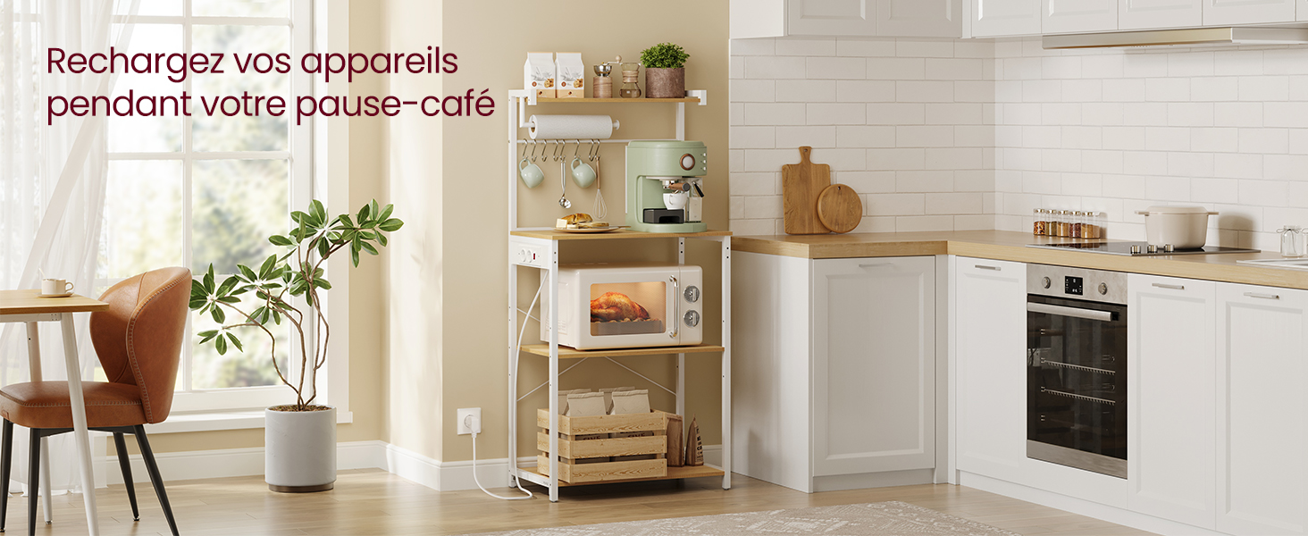 Cuisine moderne avec armoires blanches, étagère en bois et chaise brune. L'étagère comporte plusieurs niveaux et une prise de courant pour recharger l'appareil