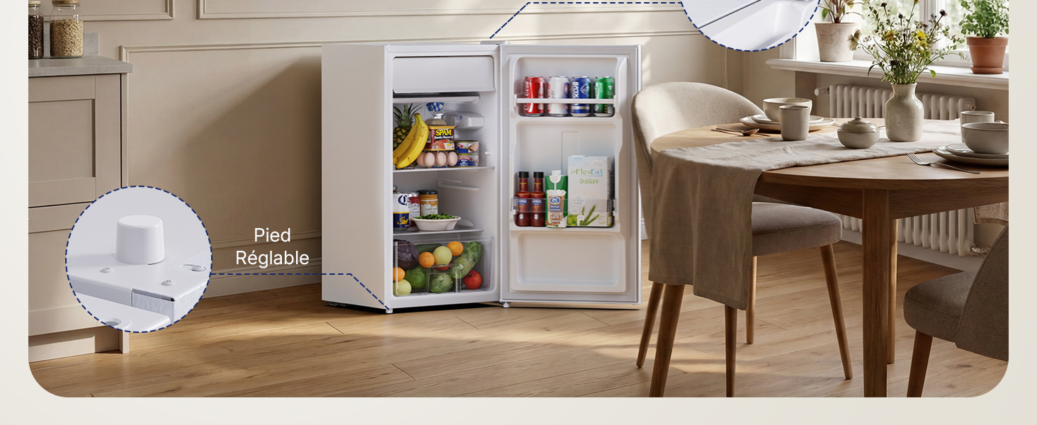 Vue grand angle d'un appareil robotique se déplaçant sur un plancher de bois franc dans un espace de vie avec des meubles et des plantes visibles.