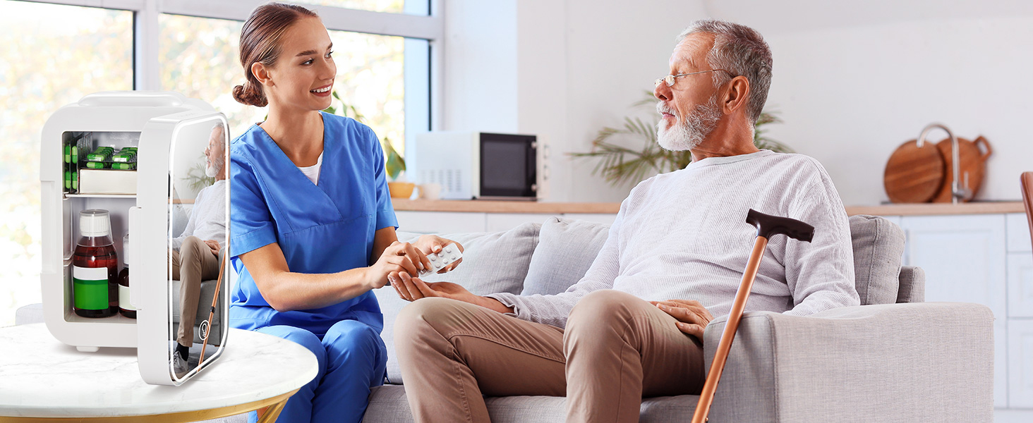 une infirmière parle à un homme âgé.