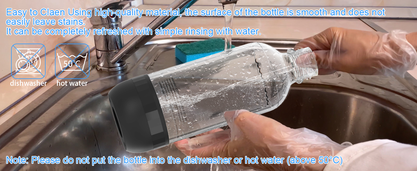 Bouteille d'eau réutilisable à remplir dans l'évier. La bouteille a un design isotherme avec un corps transparent et un bouchon noir. La main tient la bouteille sous l'eau courante.