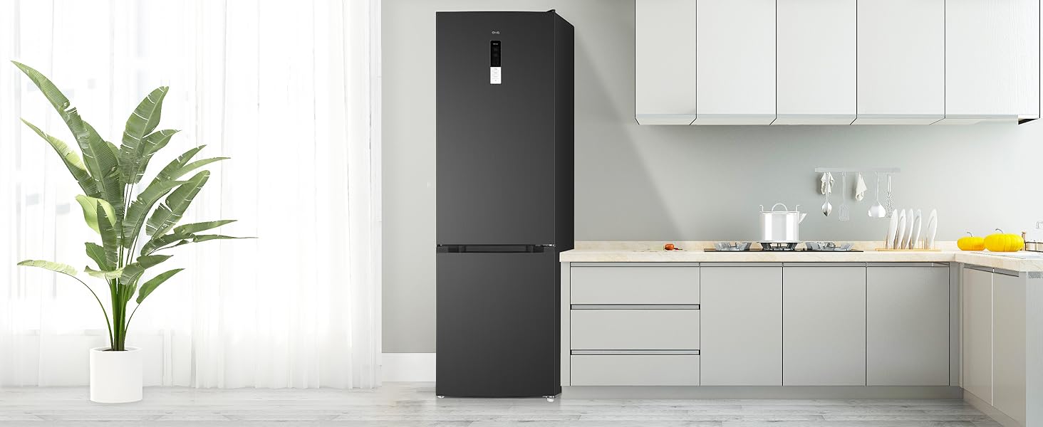 Cuisine moderne avec armoires blanches et grand réfrigérateur noir. Une plante en pot est visible au premier plan