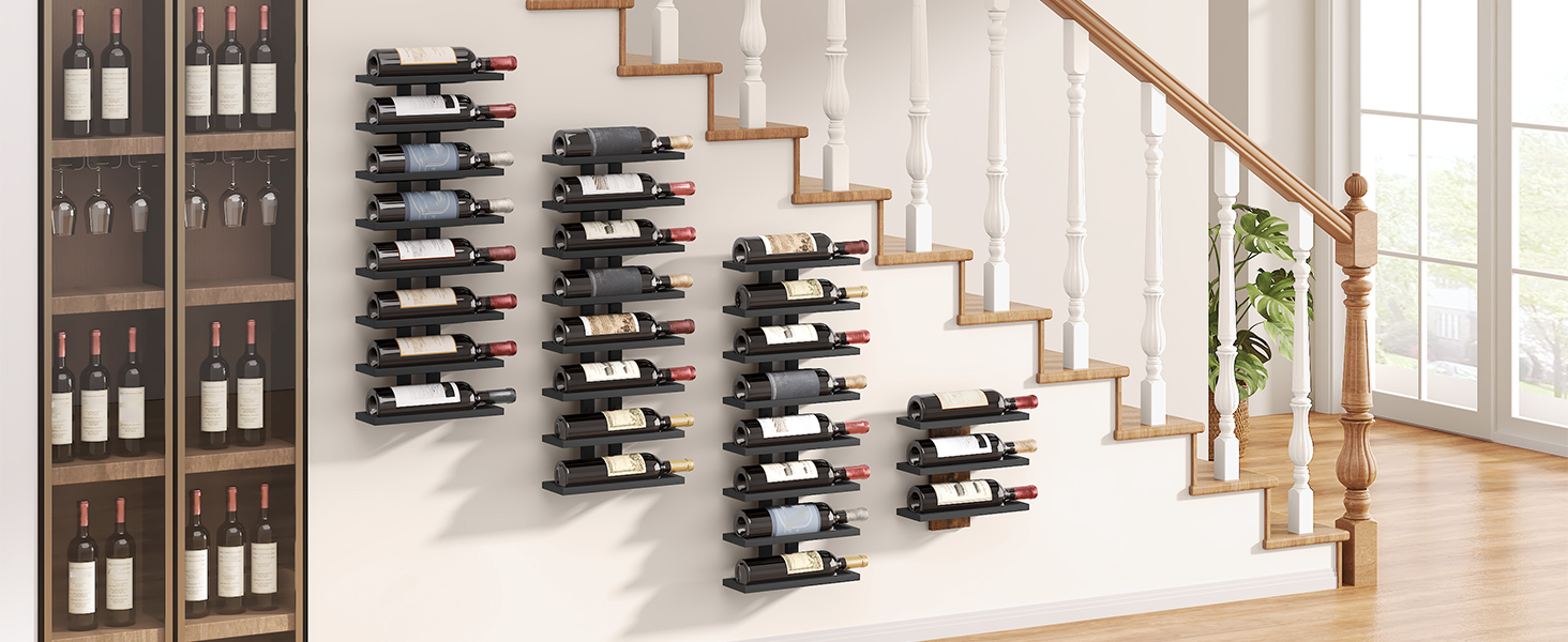 Casiers à vin muraux affichant plusieurs bouteilles près d'escaliers en bois. Armoire en bois avec portes vitrées visibles sur la gauche.