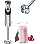 avec poignée noire, boutons d'alimentation et bras de mixage amovible. Montré avec une tasse à mélanger contenant un smoothie rose et des fruits à proximité