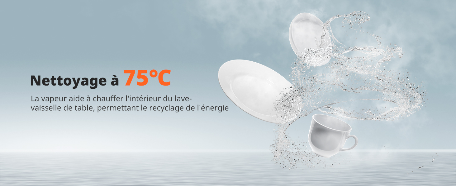 Image publicitaire du produit montrant de la vaisselle en céramique blanche à la vapeur, avec un texte en français indiquant une température de nettoyage de 75 °C sur un fond bleu brumeux.