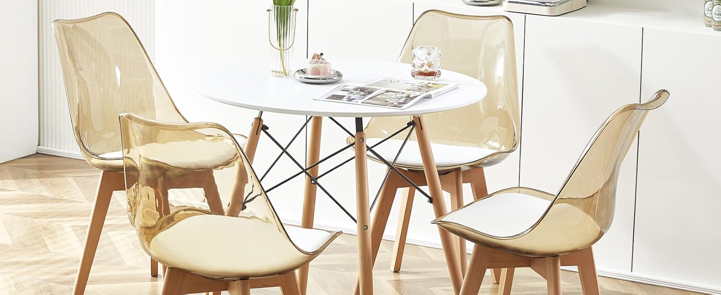 Salle à manger moderne avec table ronde blanche et quatre chaises moulées beiges avec pieds en bois. Buffet et étagères blancs