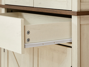 Gros plan d'un tiroir en bois partiellement ouvert avec finition peinte en blanc. Glissière de tiroir en métal visible et quincaillerie pour un fonctionnement fluide.
