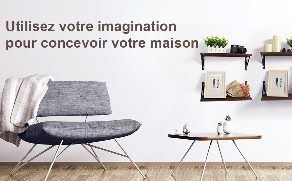 un salon moderne avec une chaise grise et une étagère avec des livres.
