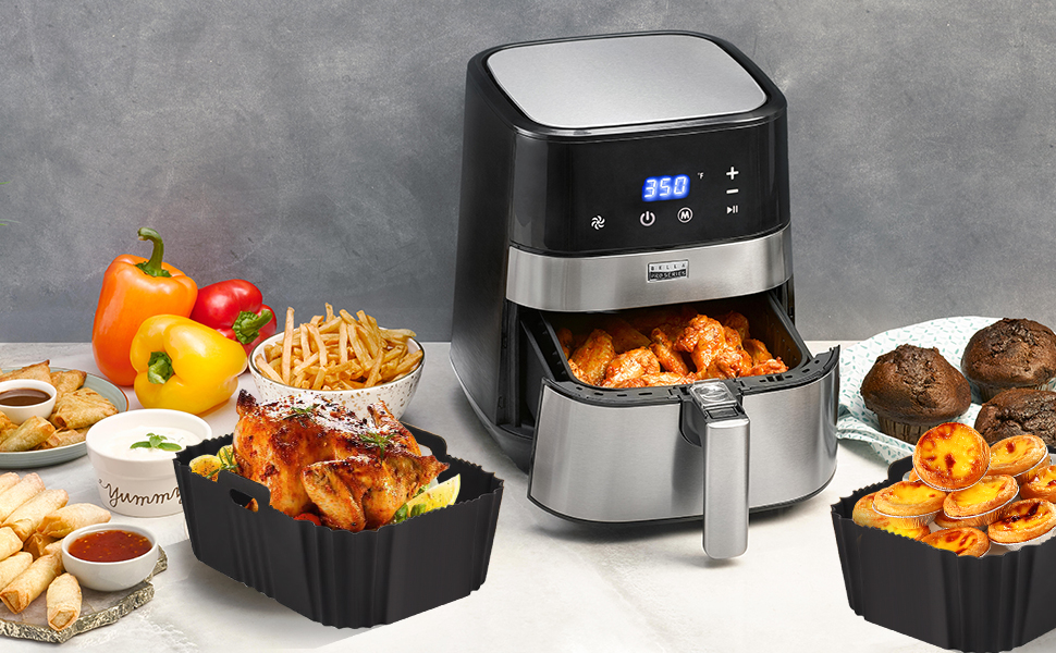 Plans de plusieurs produits montrant une friteuse à air noire et argentée montrant divers aliments cuits, notamment des frites, des légumes et des plats de viande. Affichage numérique visible sur l'appareil.