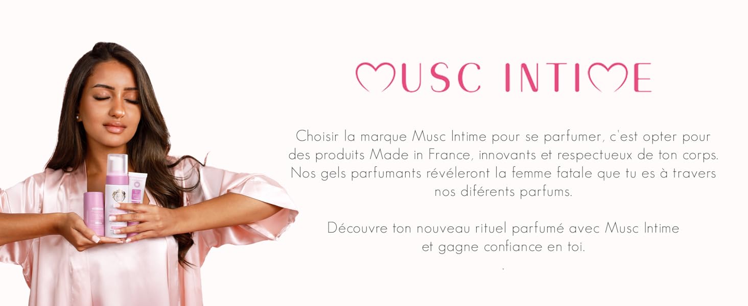 Le texte se lit comme suit : « LA MUSIQUE DANS LA VIE ». Design de bannière avec des tons roses doux et une typographie élégante avec des éléments décoratifs.