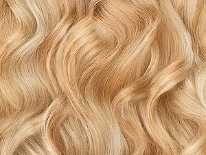 Plans rapprochés de la texture ondulée de cheveux blonds, montrée sous plusieurs angles, présentant des ondulations d'apparence naturelle et une couleur dorée.