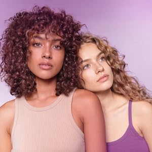 Plusieurs photos de mode dans un éclairage teinté de violet montrant des personnages aux cheveux bouclés dans des vêtements de couleur claire sur un fond coloré.