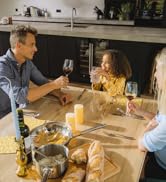 Collage de quatre images montrant des personnes engagées dans diverses activités créatives, notamment la peinture, l'artisanat et la socialisation autour d'une table