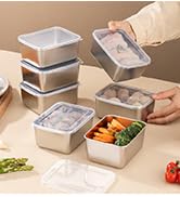 Pile de contenants de conservation des aliments rectangulaires avec couvercles transparents, illustrés en train de ranger et d'organiser divers produits alimentaires