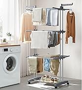 à plusieurs niveaux avec roulettes dans une buanderie. Comprend plusieurs tringles pour suspendre les vêtements et des étagères pour les articles pliés. Positionné à côté d'une machine à laver.