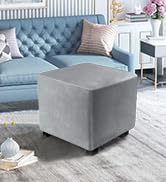 Pouf ou repose-pieds gris en forme de cube dans un salon avec parquet