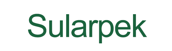 Grand texte vert affichant le mot « Sularpek » sur fond blanc