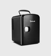 Petit mini-réfrigérateur noir avec poignée et loquet frontal argenté, design compact adapté à un usage personnel ou en voyage