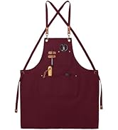 avec bretelles croisées dans le dos, poche avant et divers outils, dont des ciseaux et un outil à manche en bois inséré dans les poches